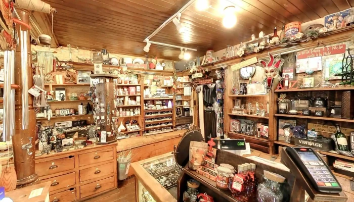 Chez Urbain Magasin General -  Inside - Baie-saint-paul