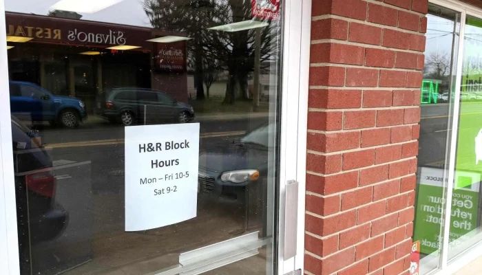 Hr Block Exterior - Agassiz